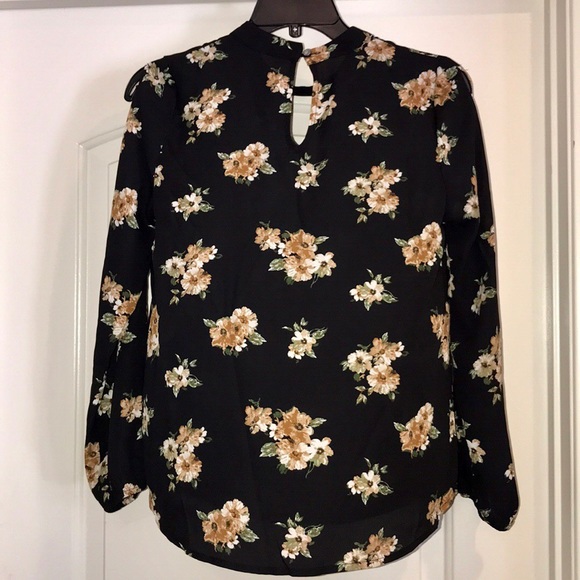 Active USA Tops - Floral Duel Keyhole With Peekaboo Sleeves Top
